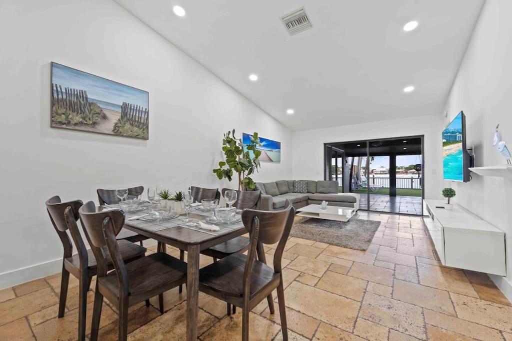 Lakefront Retreat Villa Water View Fishing Casino 포트 로더데일 외부 사진