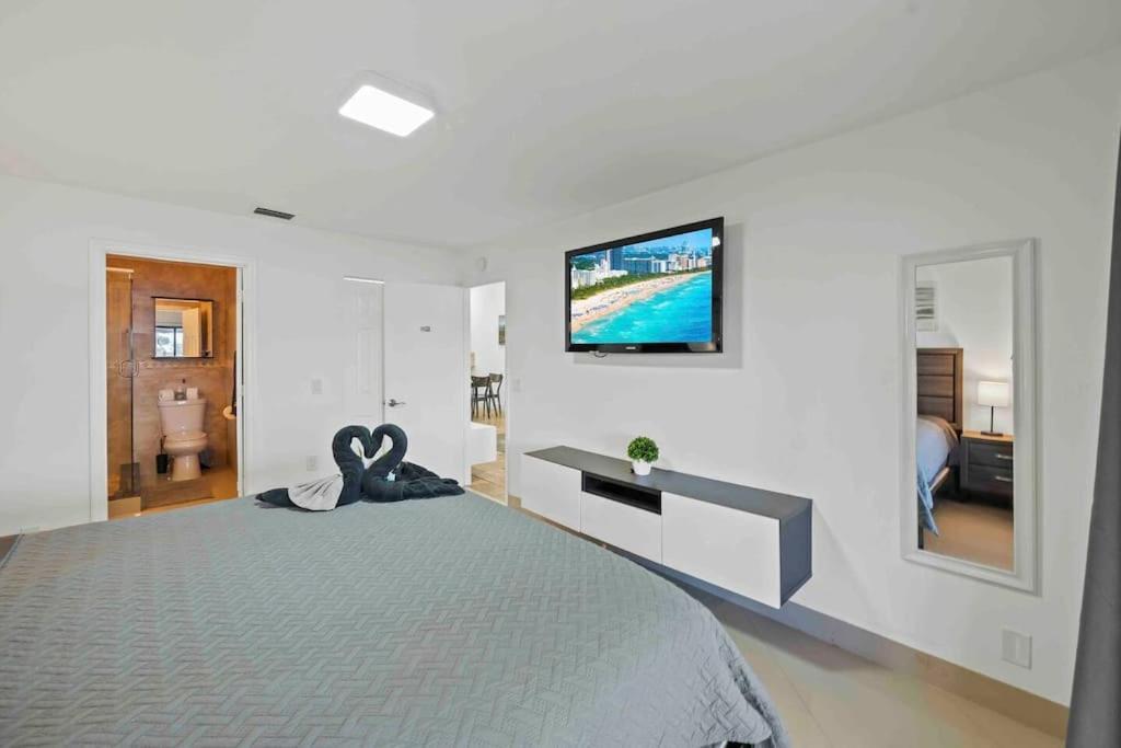 Lakefront Retreat Villa Water View Fishing Casino 포트 로더데일 외부 사진