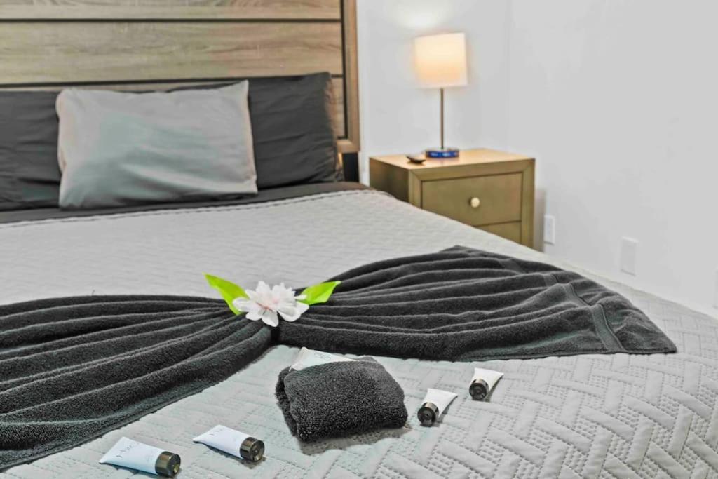 Lakefront Retreat Villa Water View Fishing Casino 포트 로더데일 외부 사진