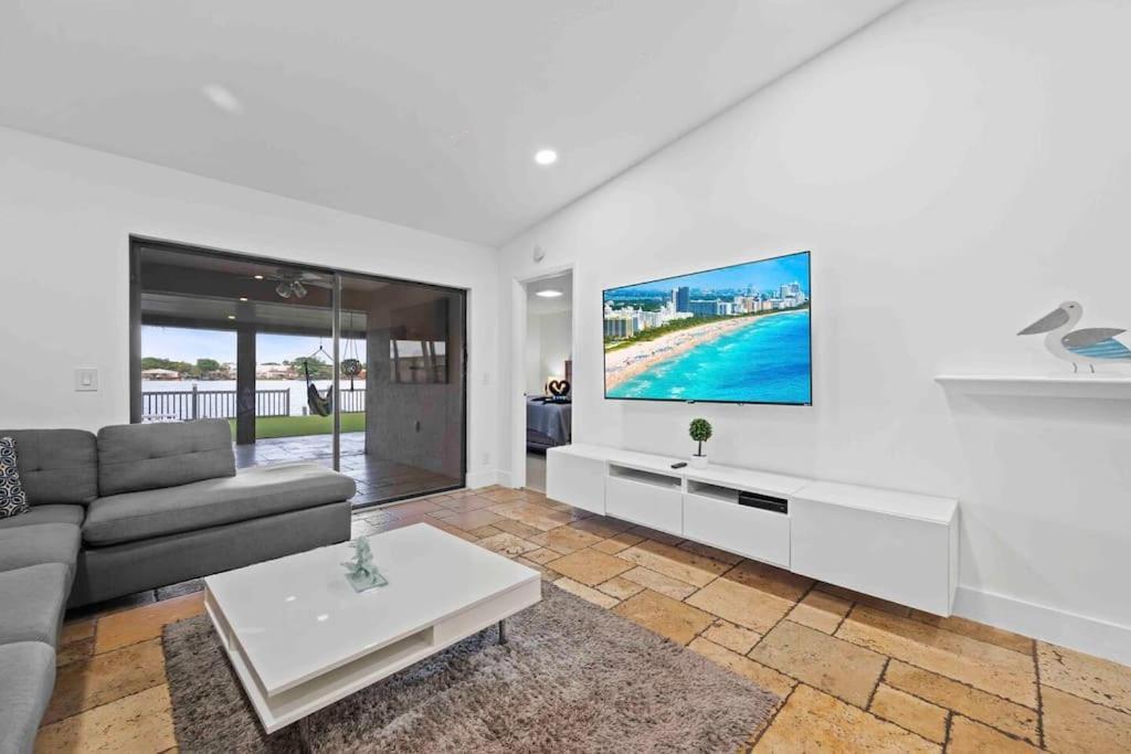 Lakefront Retreat Villa Water View Fishing Casino 포트 로더데일 외부 사진